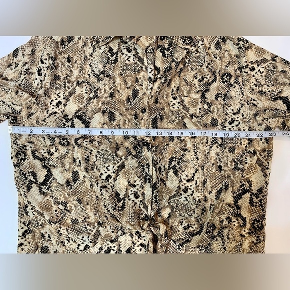 Women’s Loose-Fitting Button Down Tie-Up Snakeskin Print Shirt Sz Medium - Picture 8 of 8